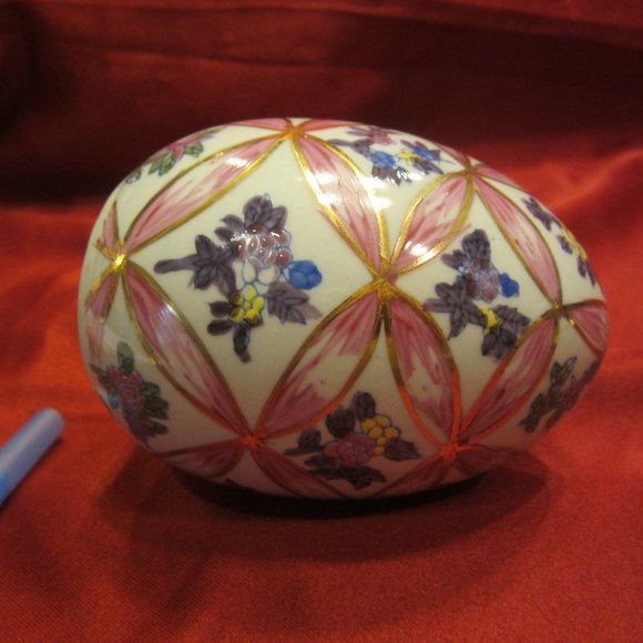 VTG CERAIMC HAND PAINTED LARGE EGG, FLORAL MOTIF - Picture 2 of 7